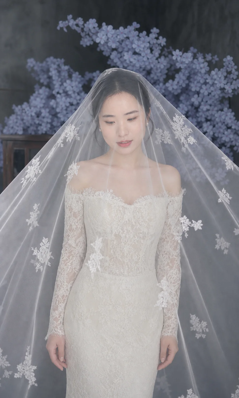 紫色花景中的新娘